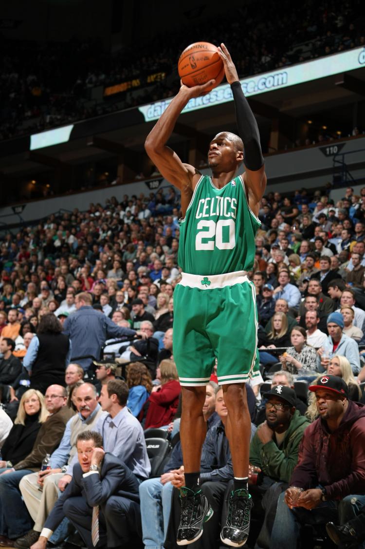 科比谈雷阿伦八记三分总决赛,雷阿伦总决赛对位科比数据