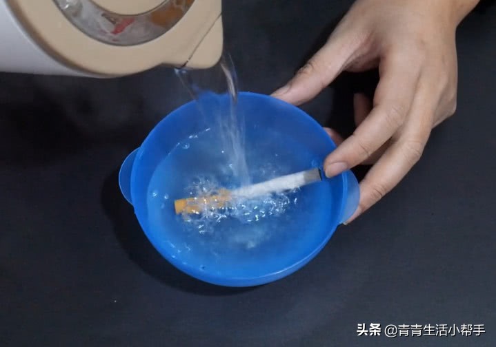 纱窗顽固灰渍清洗小妙招,清洗老旧纱窗油烟最有效的方法