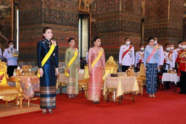 最新公务活动，诗妃坐次改变暗示地位改变，跪地卑微惹人怜