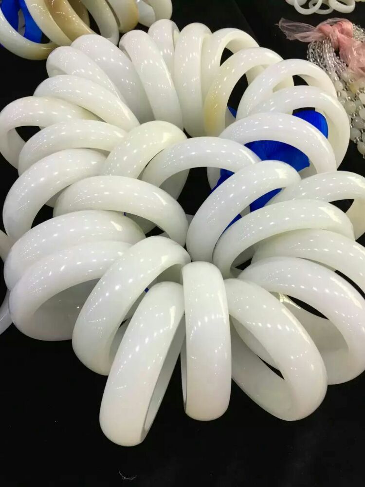 青白和田玉手镯为啥便宜,和田玉手镯怎样才能买到真的