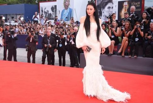 蹭红毯,蹭红毯赖着不走