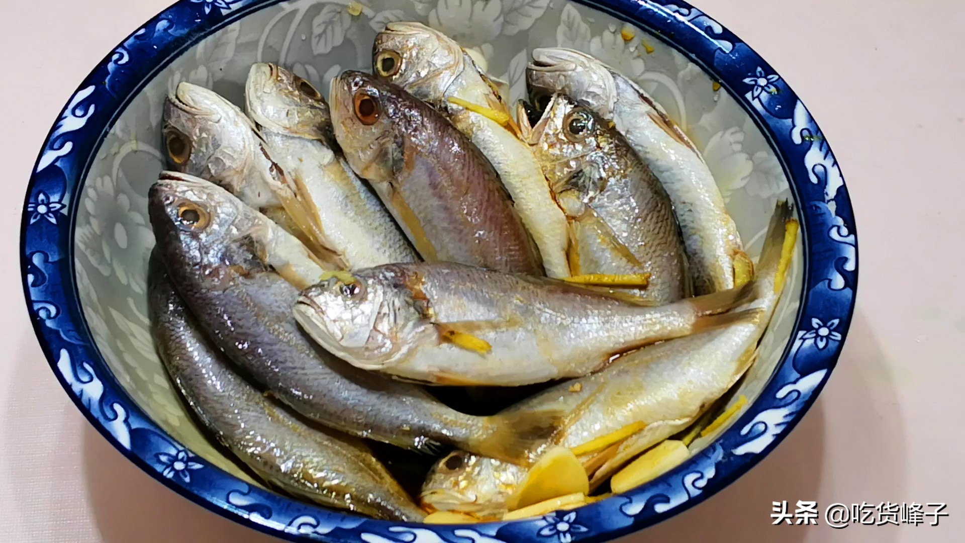 炸鱼不粘锅不破皮的正确做法,炸鱼怎么样才能不粘锅皮子不烂