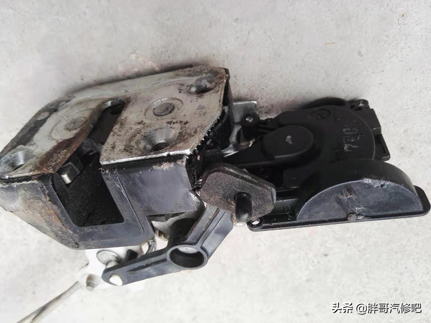 车后门闭锁器拆解维修,汽车闭锁器维修