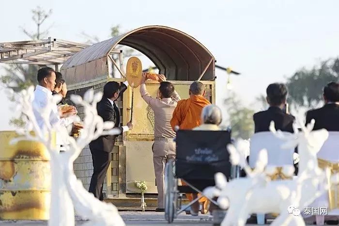 泰国捐钱最多的僧人,泰国活着的高僧哭丧