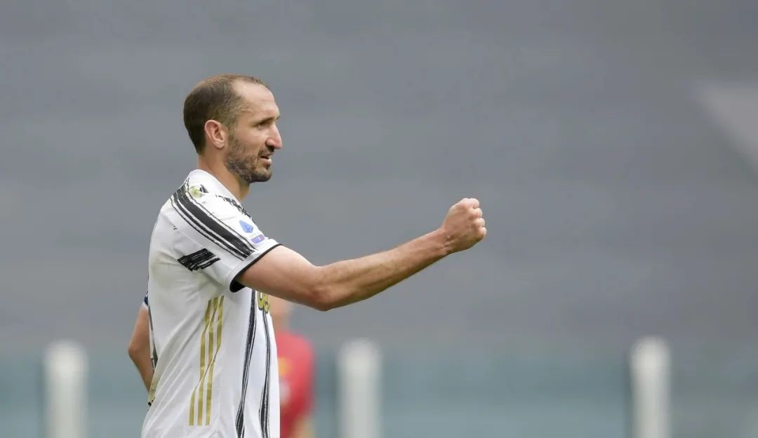 皮尔洛回应c罗批评,尤文教练皮尔洛讨论c罗