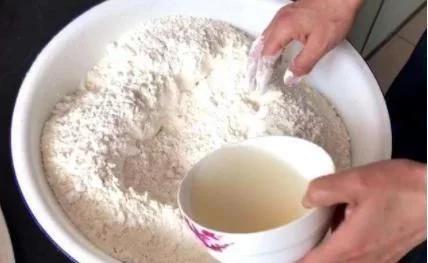 蒸馒头发面没有酵母的技巧,蒸好的酵母馒头为啥自己会回缩