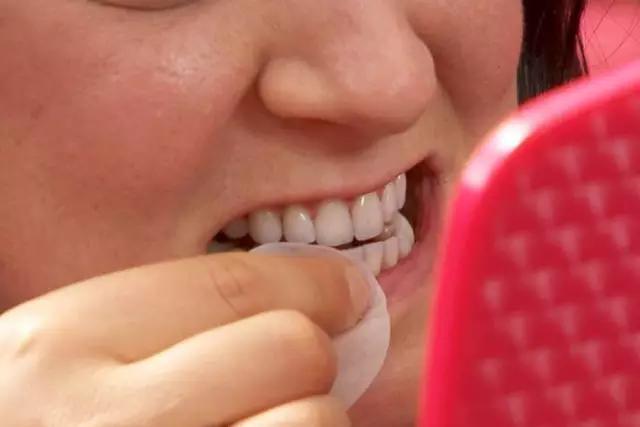 喝完葡萄酒舌头会变黑正常吗,喝葡萄酒牙齿和舌头变紫正常吗