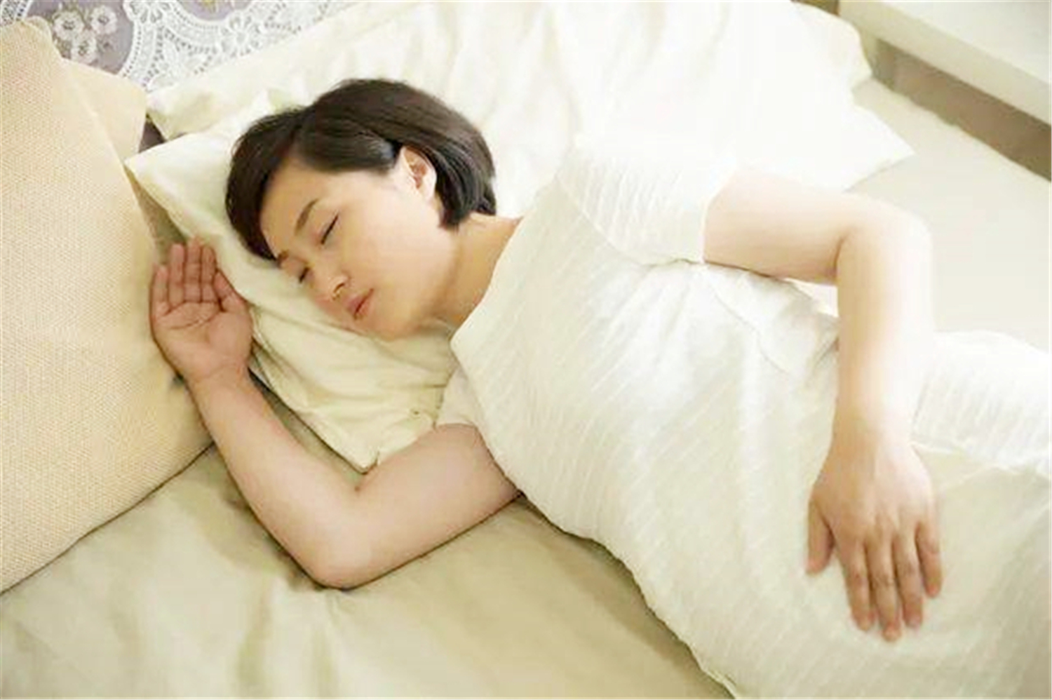 孕晚期左侧睡觉胎动频繁怎么回事,孕晚期左侧睡胎儿胎动频繁怎么办