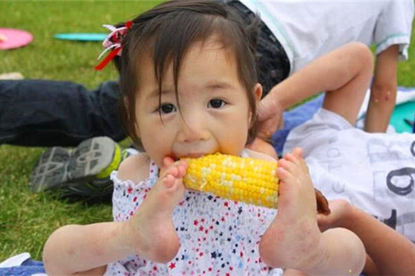 女孩刚出生时被抛弃,女孩出生没有了妈妈又被父亲抛弃