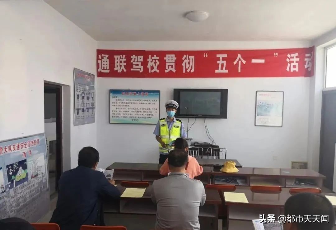 派出所开展一盔一带安全宣传,防控大队一盔一带安全守护行动