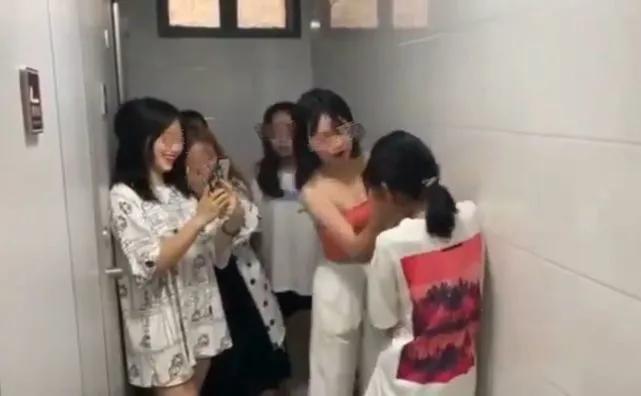 留守儿童扇耳光,19岁女孩被15岁学生扇耳光