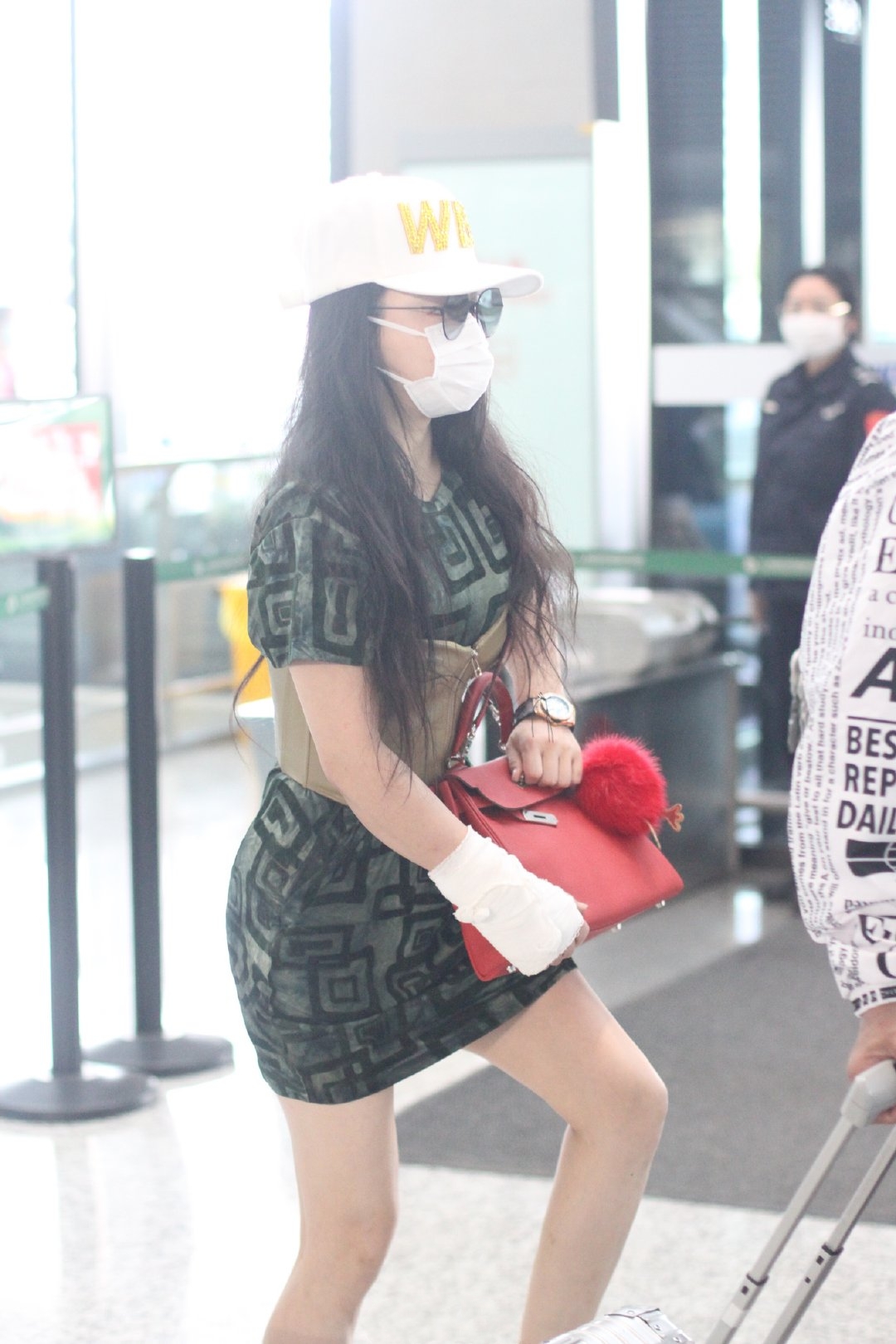 冉莹颖发文调侃手受伤,冉莹颖受伤手缠纱布