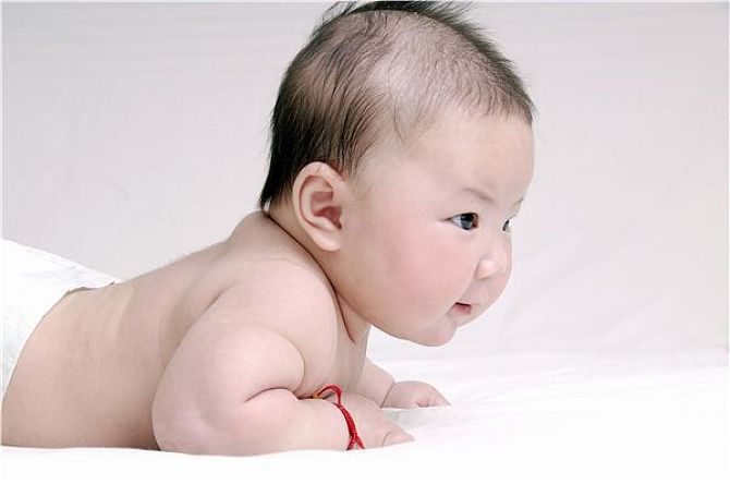 新生儿有的头发浓密有的稀疏,新生儿头发一块浓密一块儿稀疏