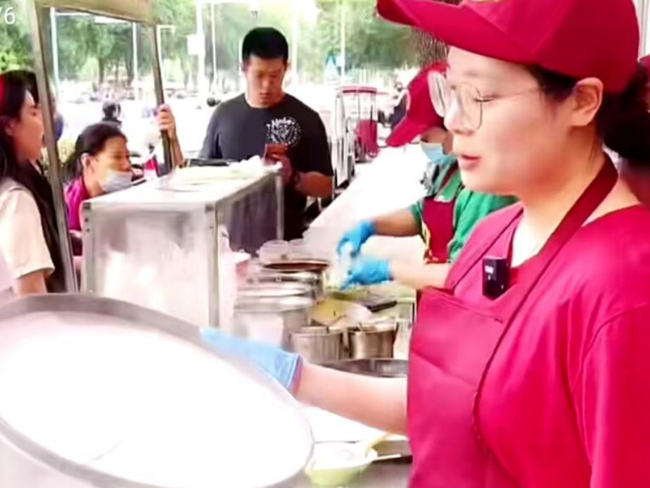 河南大姐大学毕业摆摊卖凉皮，5元一碗，已买两套房，感觉很自豪