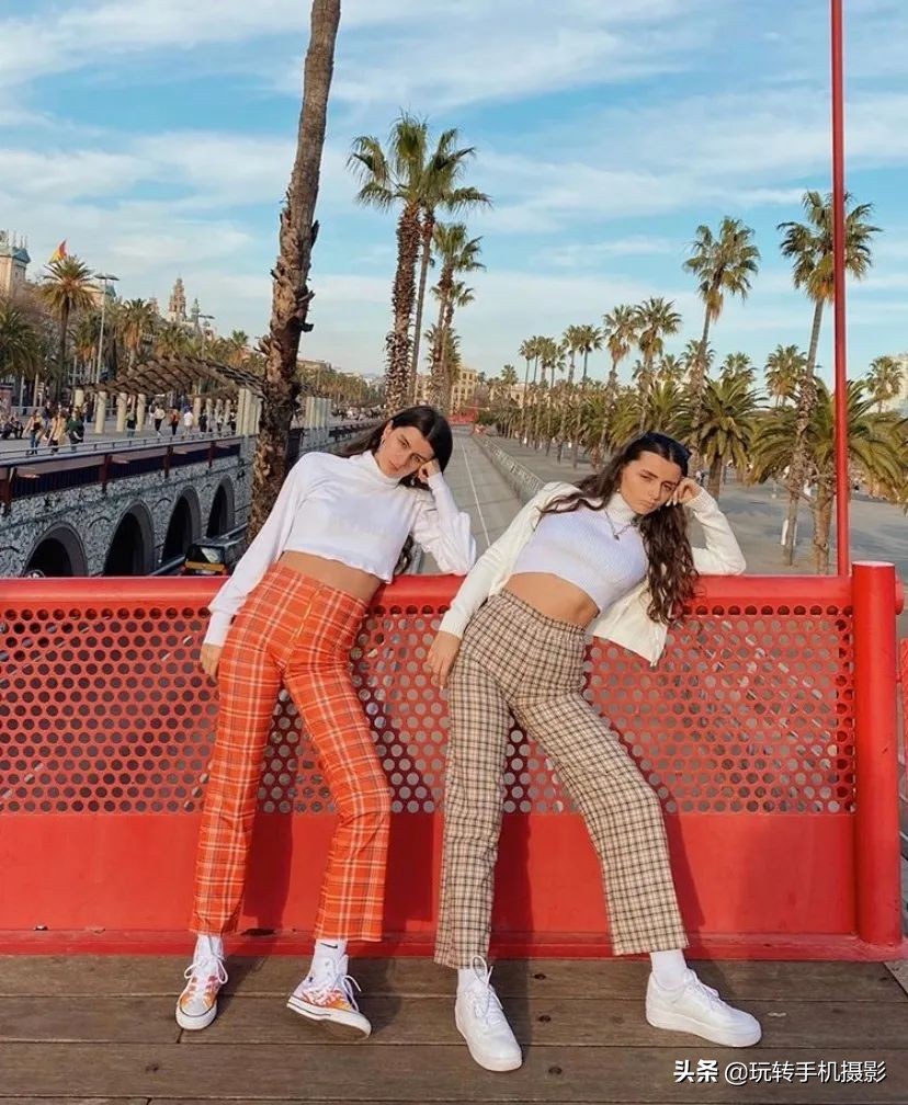 室内泳池闺蜜拍照姿势,多个闺蜜拍照姿势大全