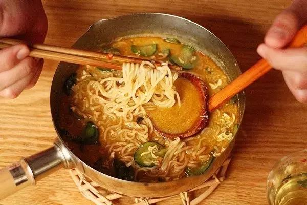 煮泡面时如何正确地打鸡蛋,煮泡面里面怎么打完整的鸡蛋