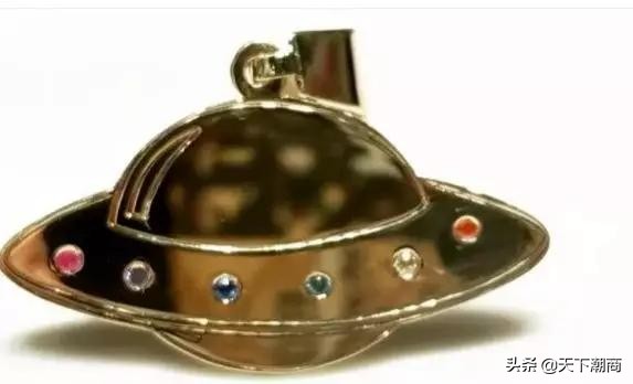 这位卖大金链潮籍大妈是继老干妈之后，又一个征服美国的女人