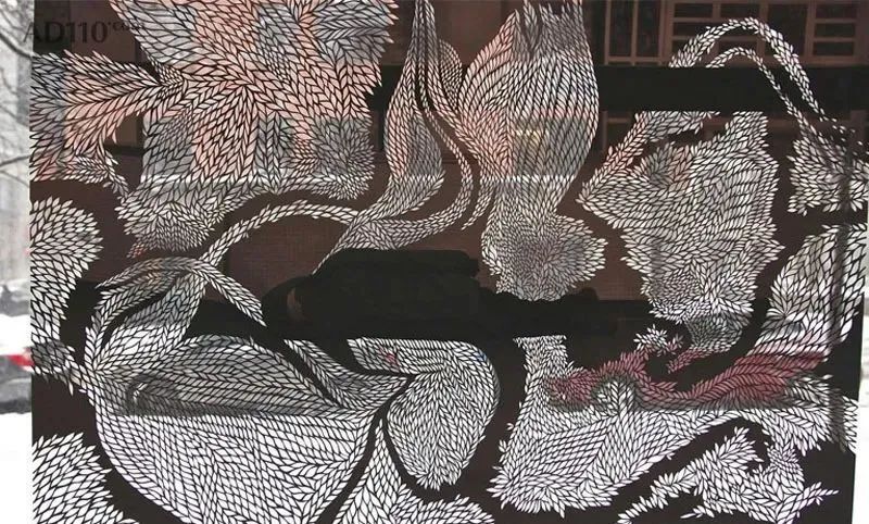 她用一把手术刀在2毛钱废报纸上雕出精美图腾,一幅卖60万