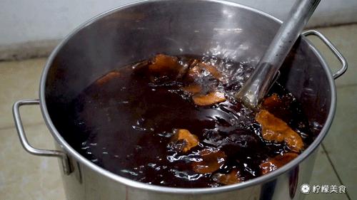 74岁的他，把一半的人生交给了这碗「黑暗甜品」