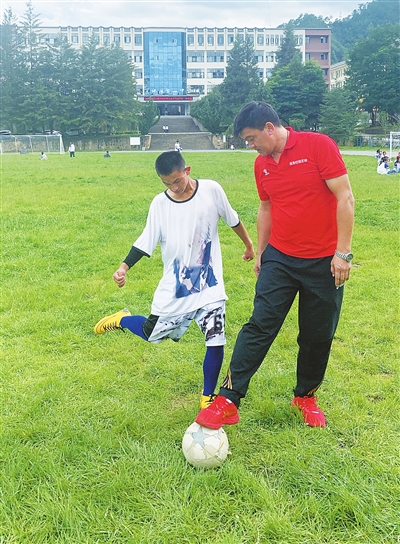 支教老师为大山孩子筑起足球梦,广西爱心团队帮助山区小孩