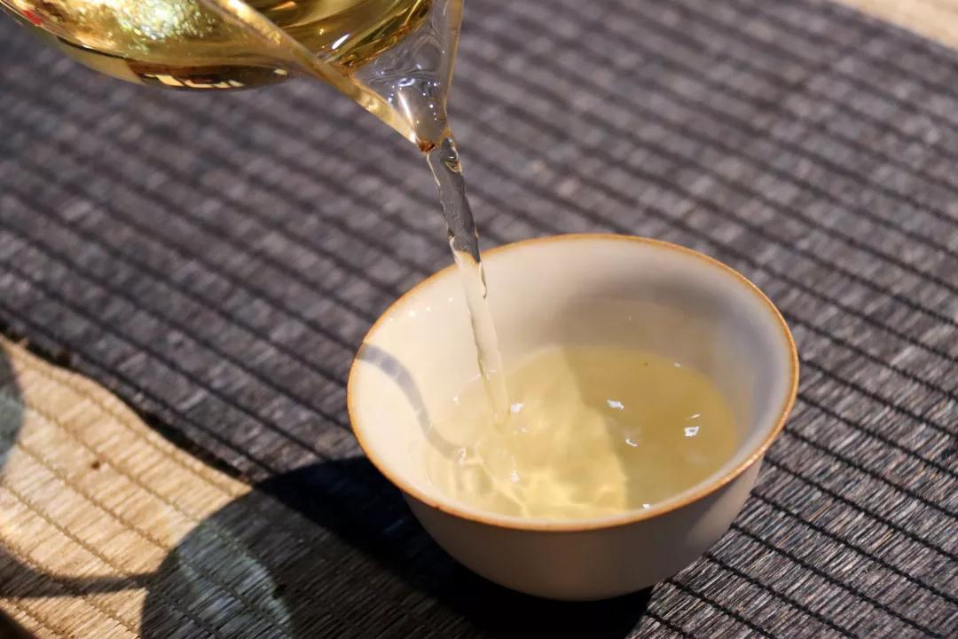 福鼎白茶寿眉小片,福鼎小方片老白茶寿眉汤色