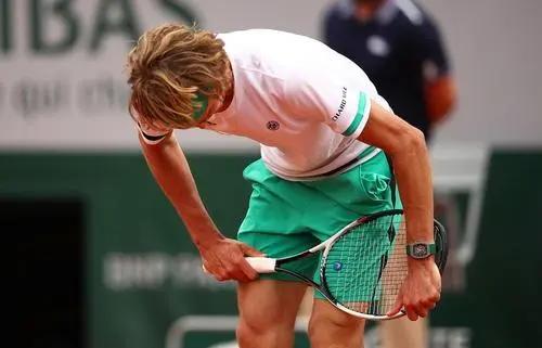 1055块球拍、百余万价值，同样摔拍为何他被称霸道总裁？