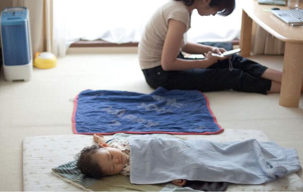 宝宝喜欢趴着睡要干涉吗,宝宝趴着睡对身体有影响大吗