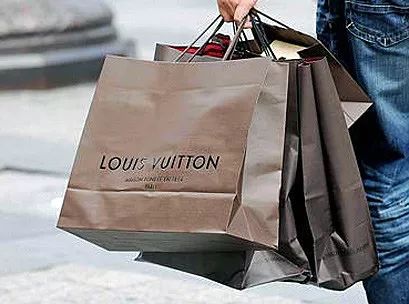 中国美女留学生自述被三个“干爹”*养包**：“我们只是在恋爱而已”