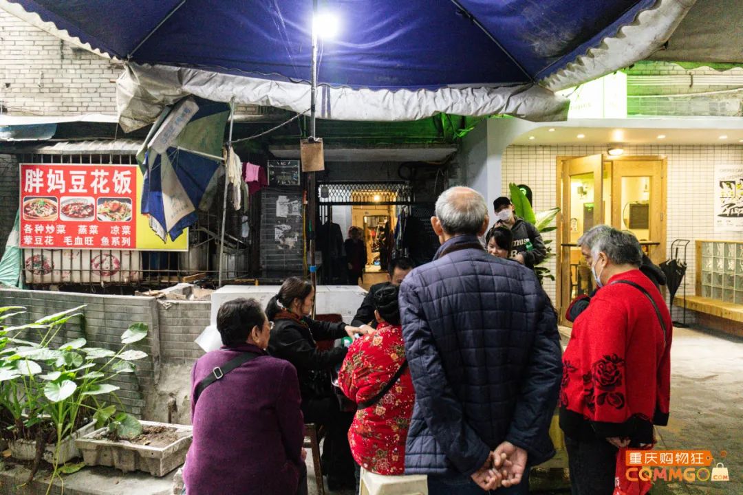 解放碑一层楼卖衣服,解放碑二手衣服市场