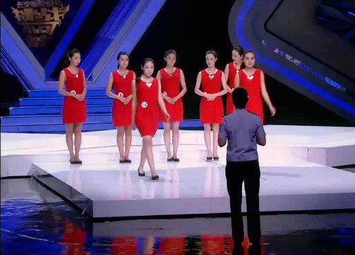 推理故事里，根据脚印算身高很好理解，但推算年龄是什么鬼原理？