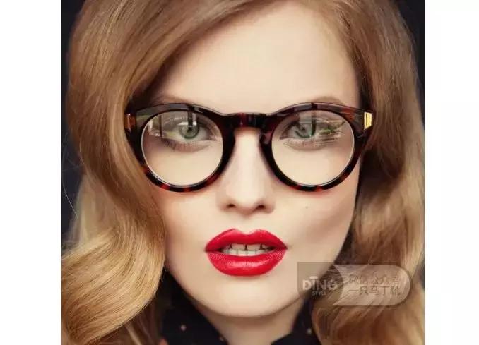 戴眼镜显眼睛小怎么化妆,戴眼镜又凸眼怎么化妆