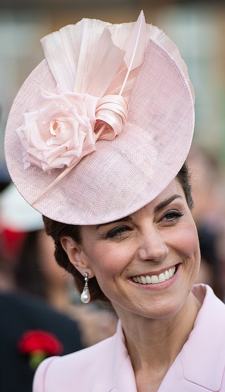 凯特王妃最新照穿裙子,凯特王妃碎花裙出席活动贵族气质