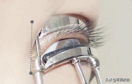 化妆新手怎么夹睫毛和刷睫毛膏刷睫毛膏方法教程
