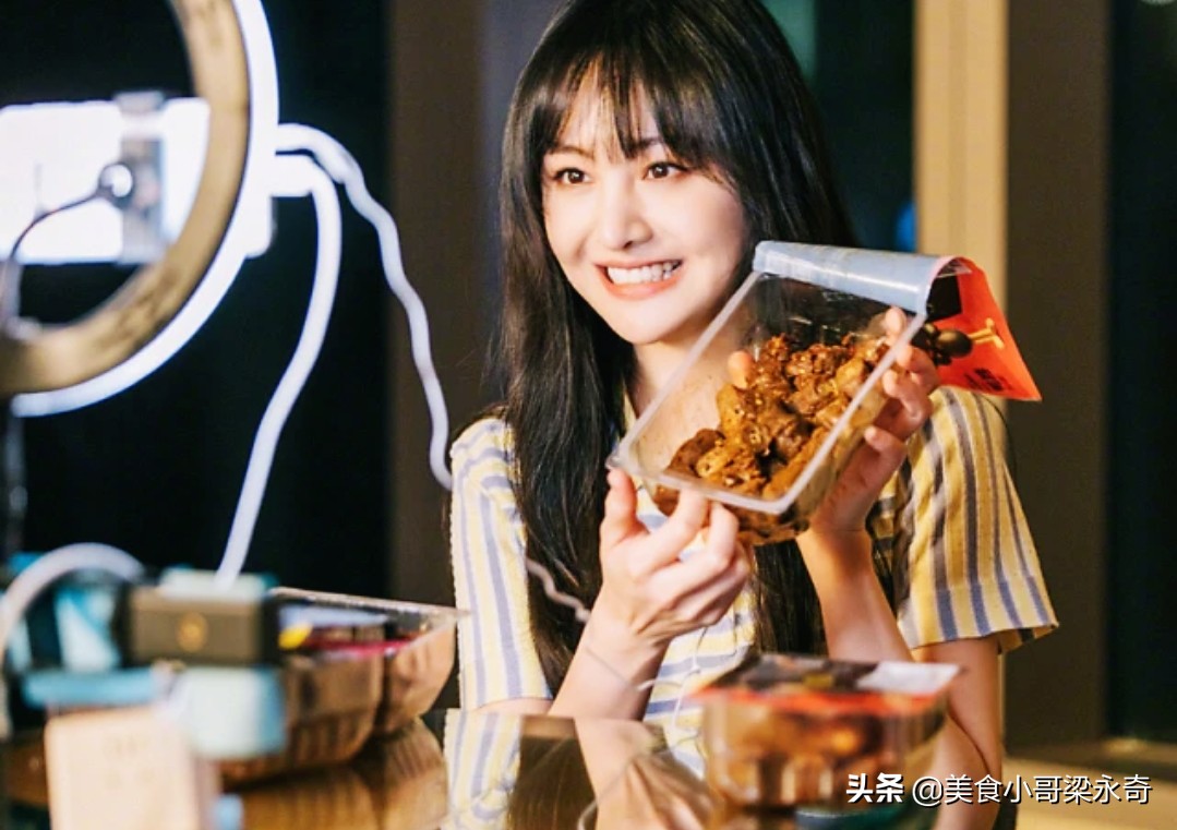 央视龙年春晚王祖蓝搭档,王祖蓝和央视新闻合作直播