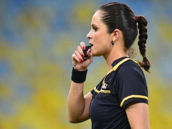 足球裁判最基本的一招,怎么样当足球裁判员