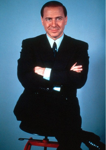 永不谢幕的闹剧贝卢斯科尼:泡妞是主业，闲暇时间才当当总理