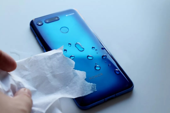 手机不小心进水了怎么办,华为手机进水教你一招20分钟复原