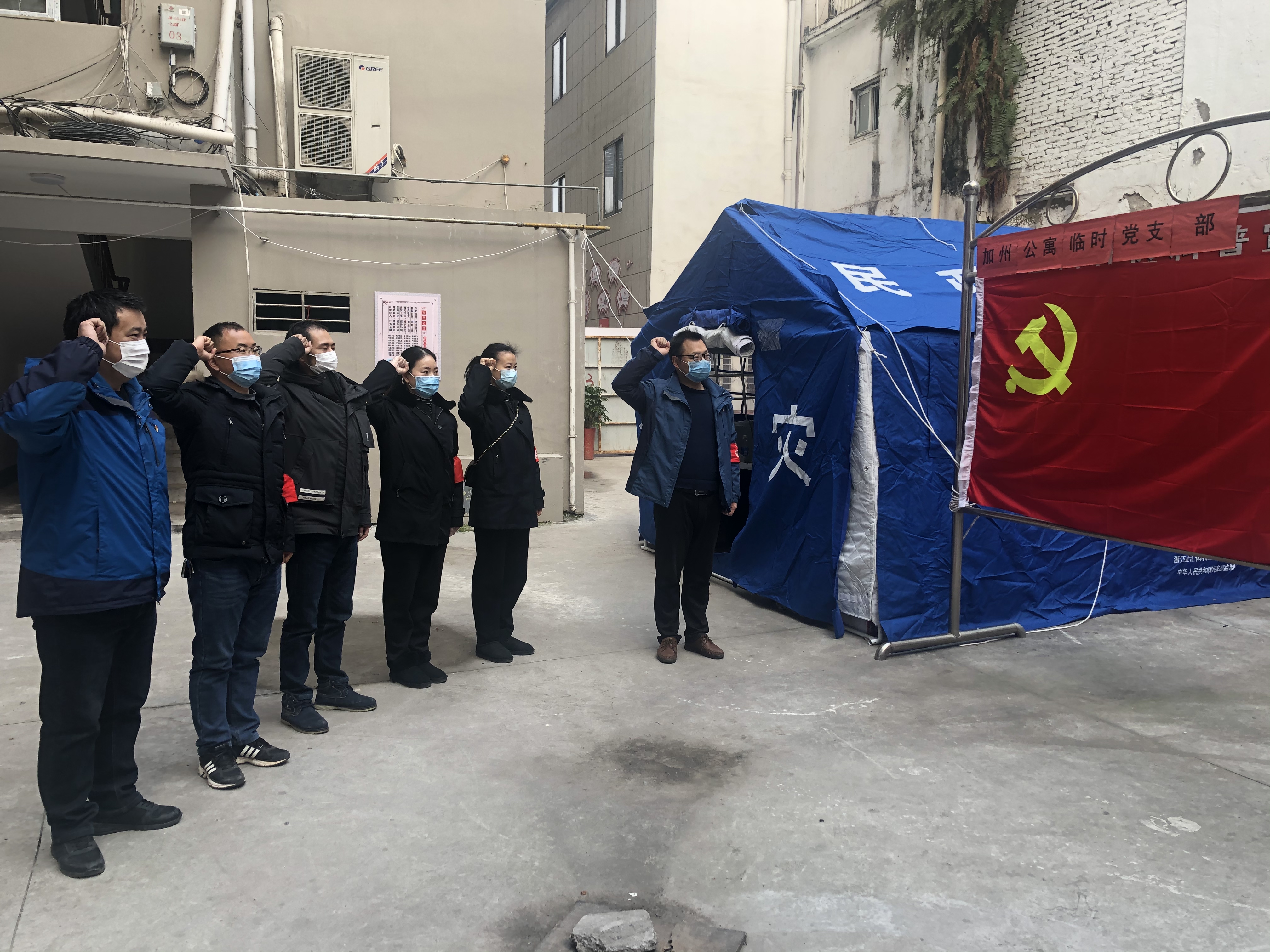 战疫一线党徽闪亮党旗飘扬,战疫党旗飘扬环卫一线