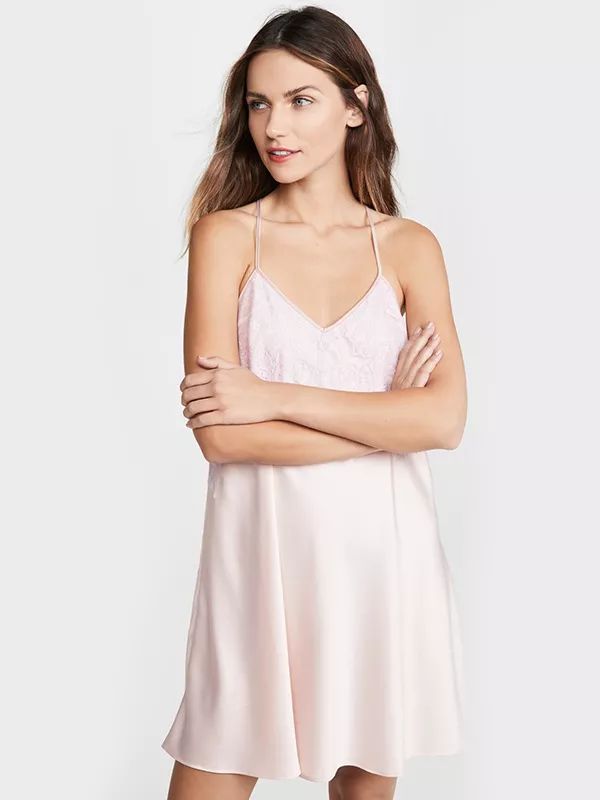 即使不出门也要穿出睡衣的别致,穿睡衣成了一种时尚