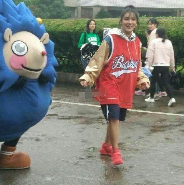 曾为超女冠军,如今却在街头和卡通人偶唱唱跳跳