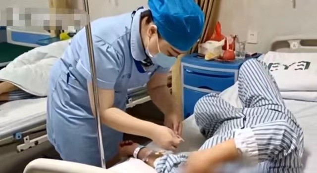 多地降温倒春寒女孩冻得发抖,天气变冷女孩眼睛突然失明