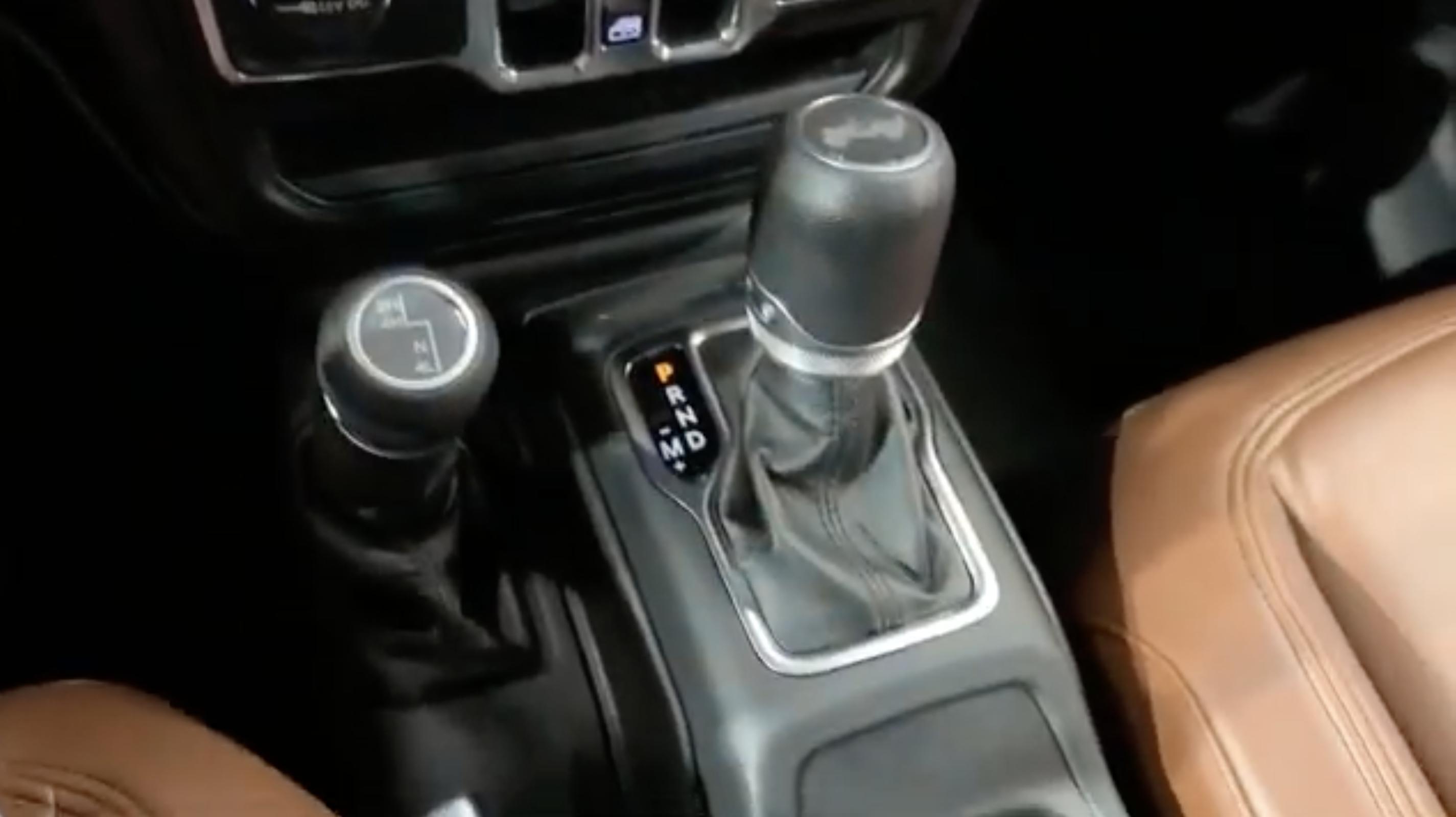 牧马人银河灰对比坦克300灰,2024款牧马人和坦克300舒适性对比