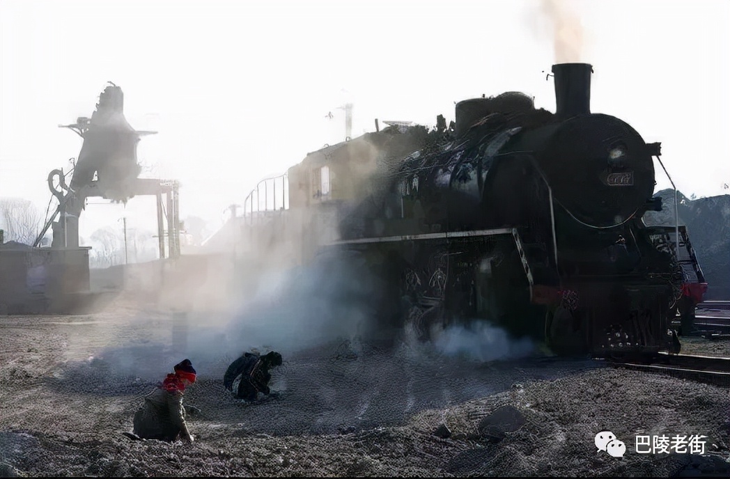 捡煤炭的孩子,捡煤渣的小孩图片