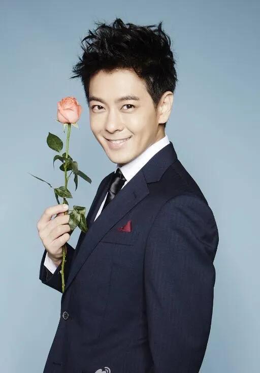 行走的荷尔蒙,这6位越老越有味,大胡茬克制又霸道,气质太绝了