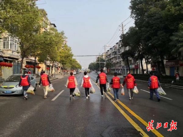 积极报名参加志愿者活动,心甘情愿的来到一线加入志愿者