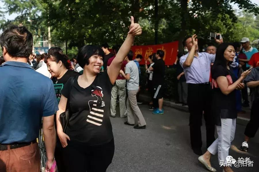 令人泪目的99张照片高考,高考家长等待图片