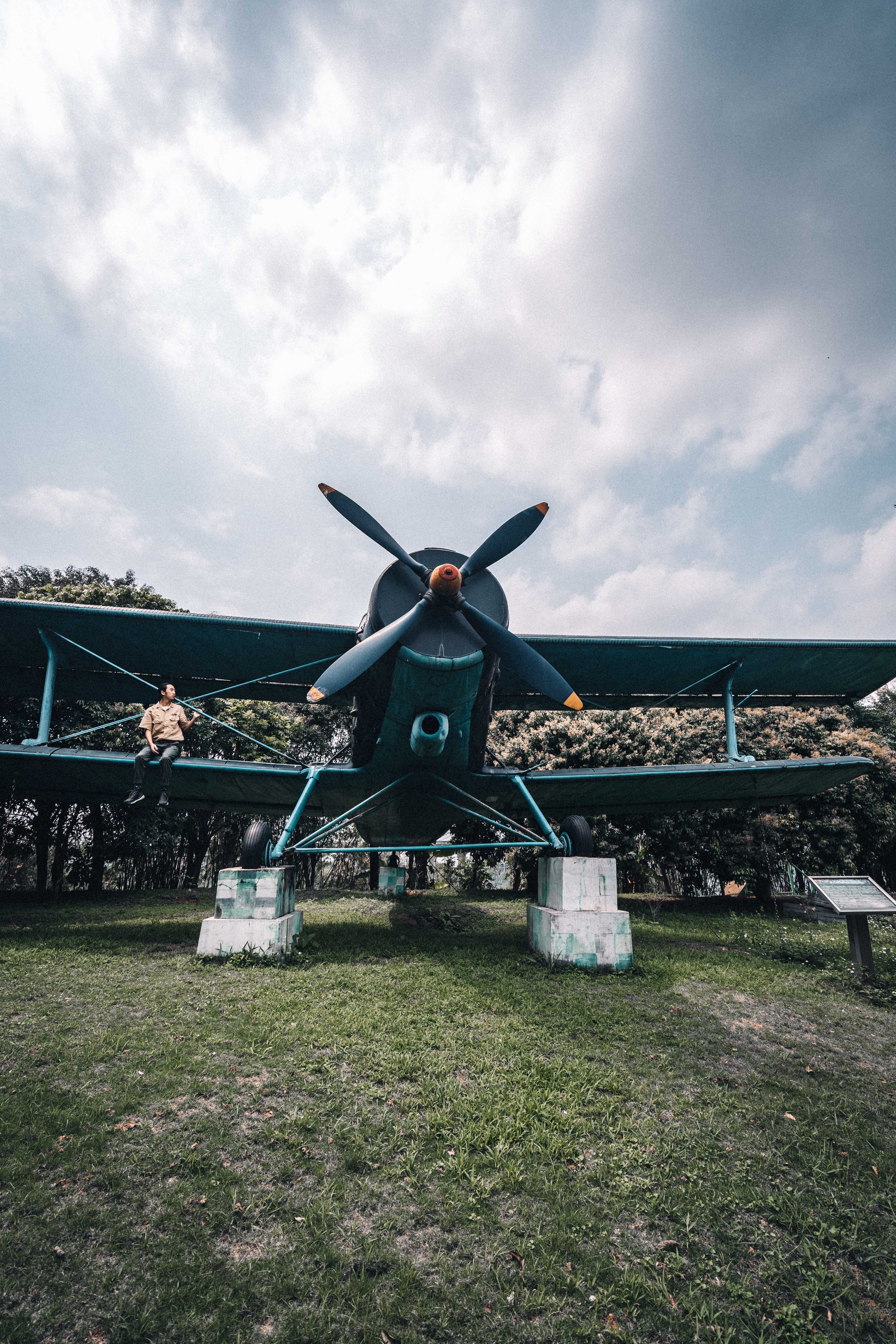 广州山林里面发现一架废弃的飞机,广东深山里的隐藏飞机