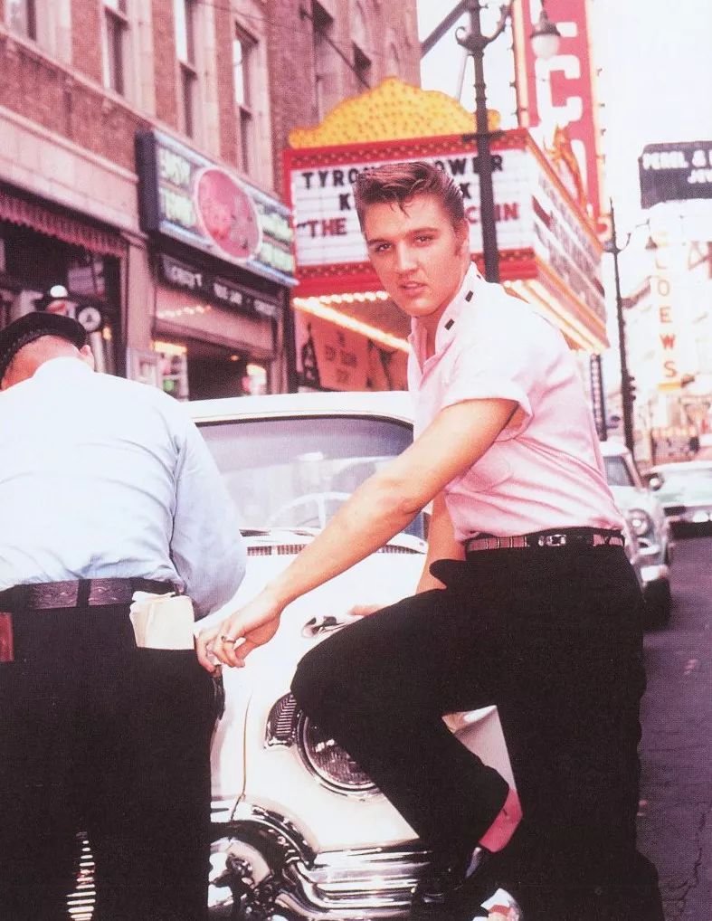 穿粉色就是娘娘腔?让小李子和猫王告诉你什么叫“油而不腻”