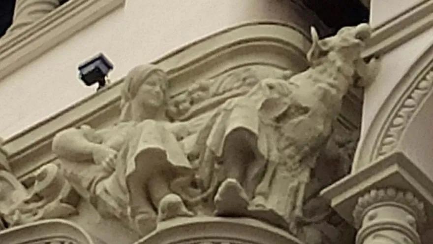 笑到流泪，毁容式*物文**修复引网友群嘲！少女变大妈，太辣眼睛