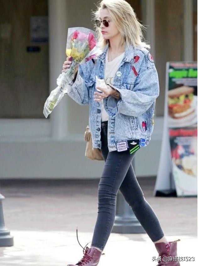 迈克尔杰克逊带女儿上舞台,迈克尔杰克逊女儿穿牛仔流苏短裤